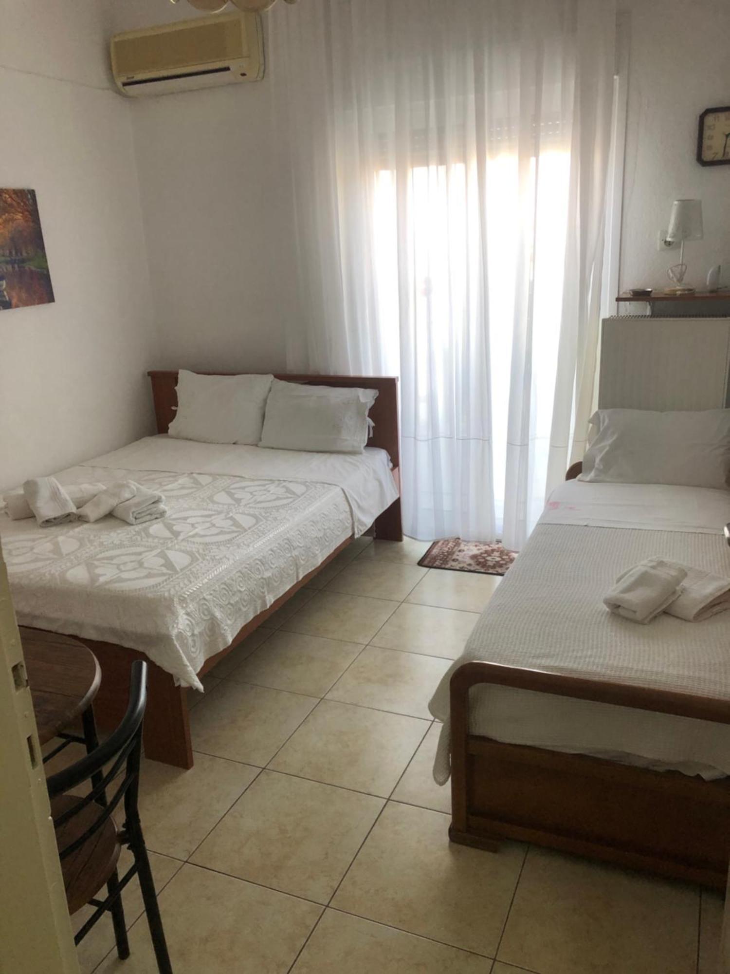 Nikos Rooms Néa Péramos Eksteriør billede