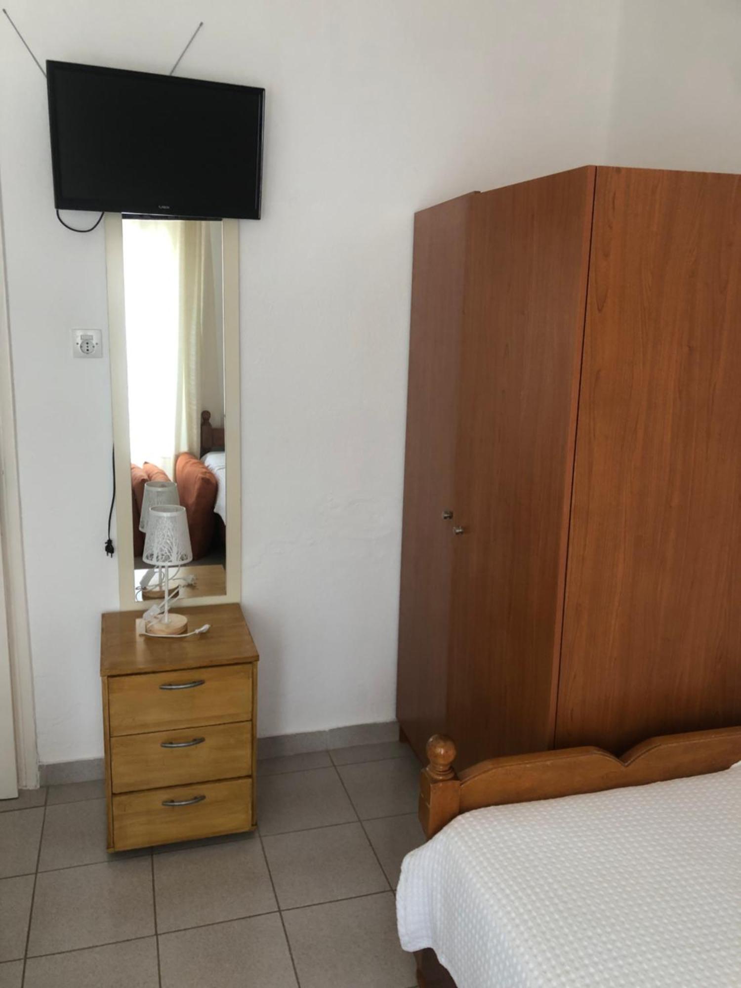 Nikos Rooms Néa Péramos Eksteriør billede