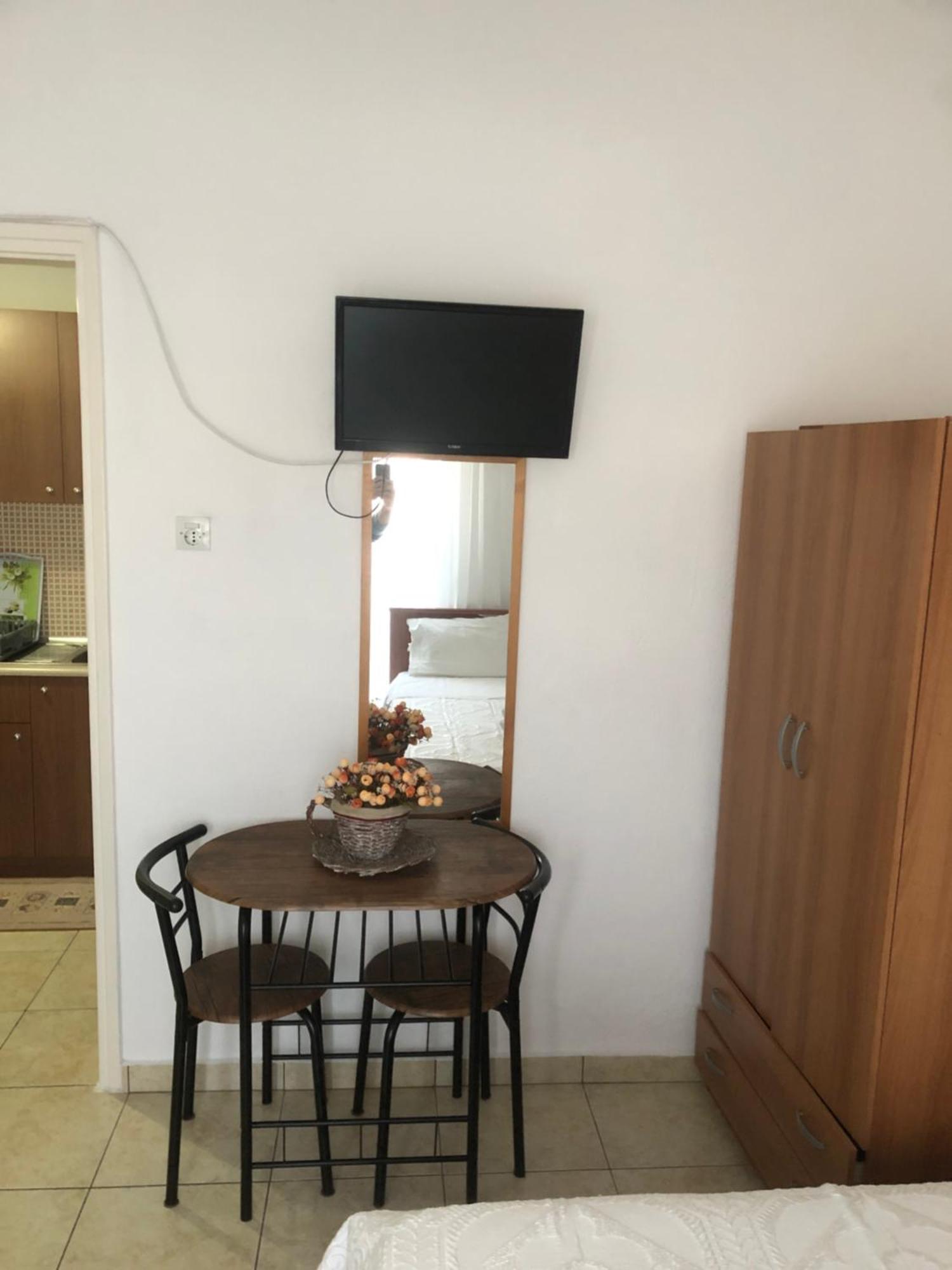 Nikos Rooms Néa Péramos Eksteriør billede