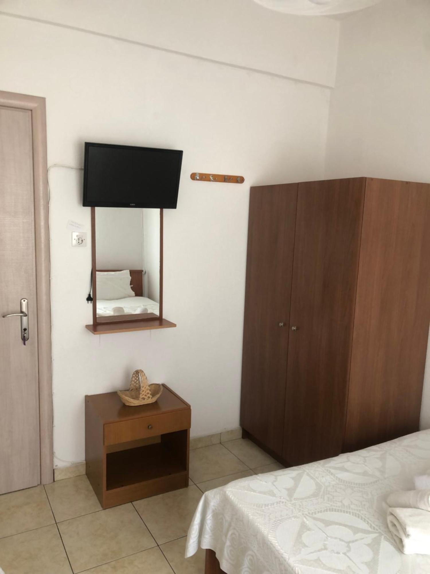 Nikos Rooms Néa Péramos Eksteriør billede