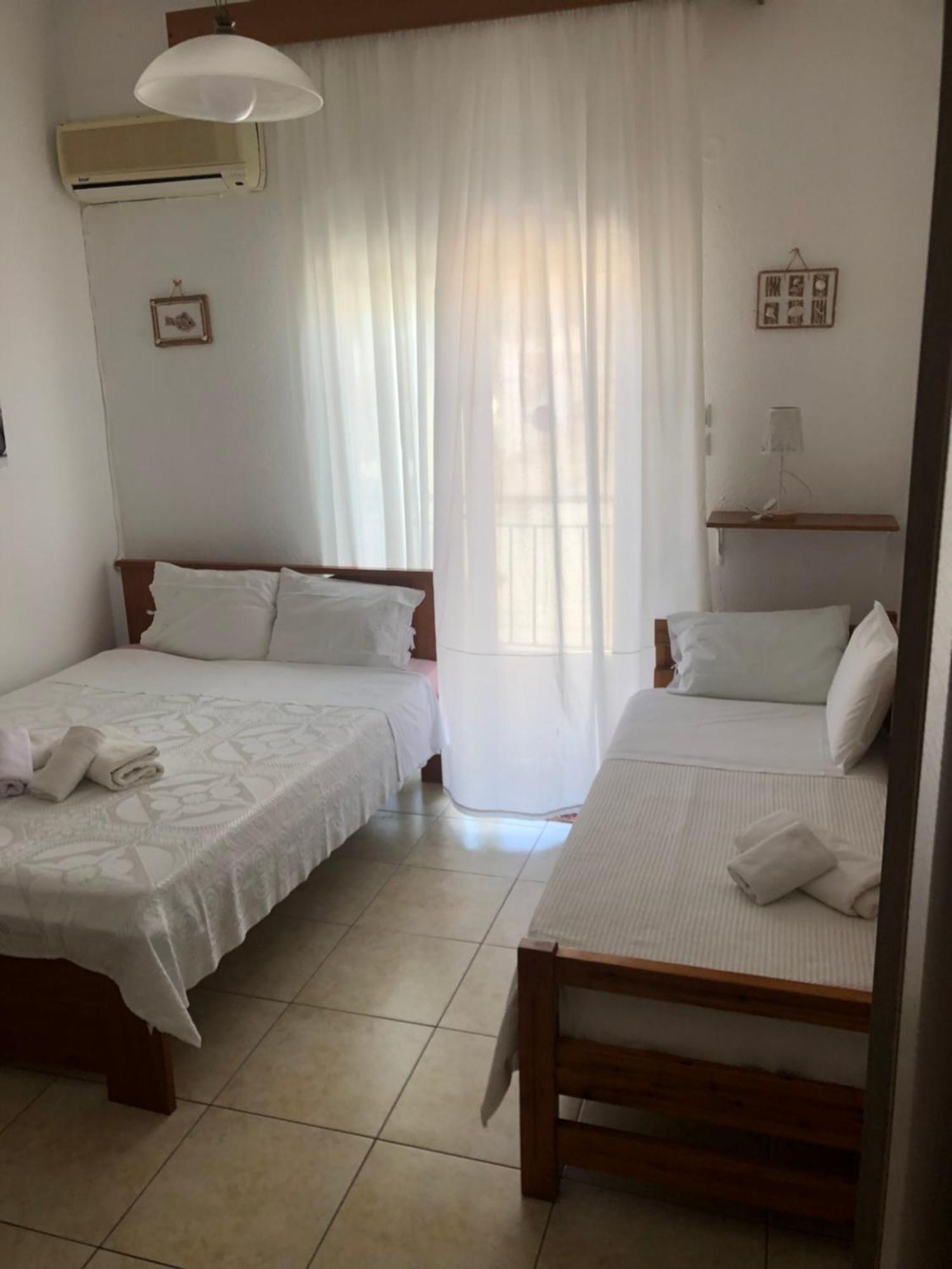 Nikos Rooms Néa Péramos Eksteriør billede