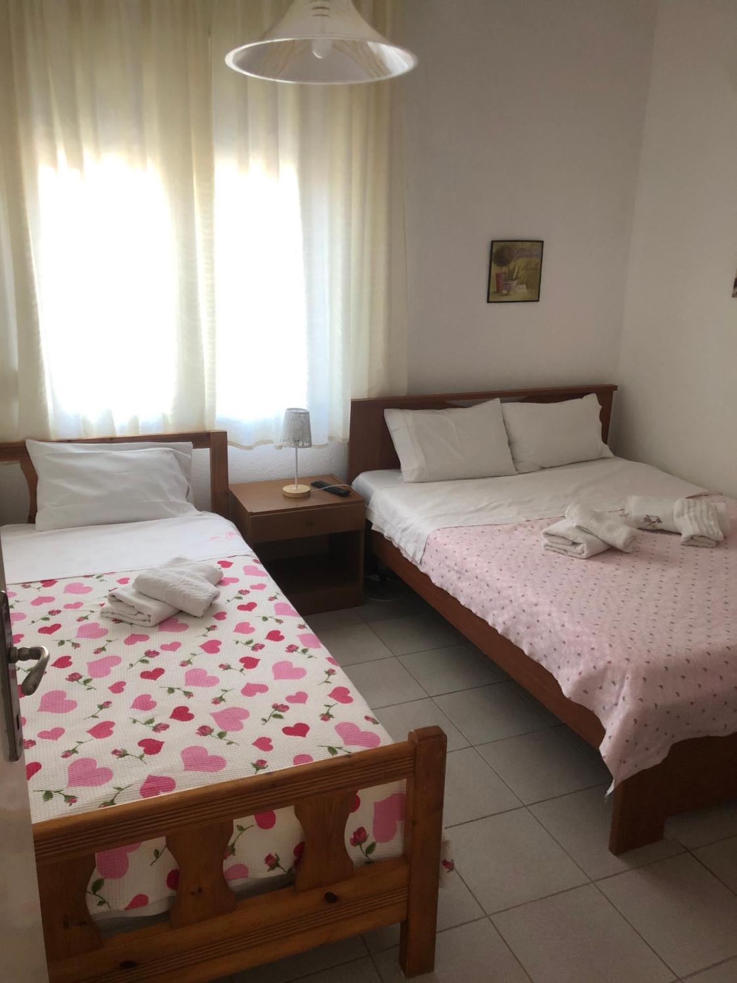 Nikos Rooms Néa Péramos Eksteriør billede